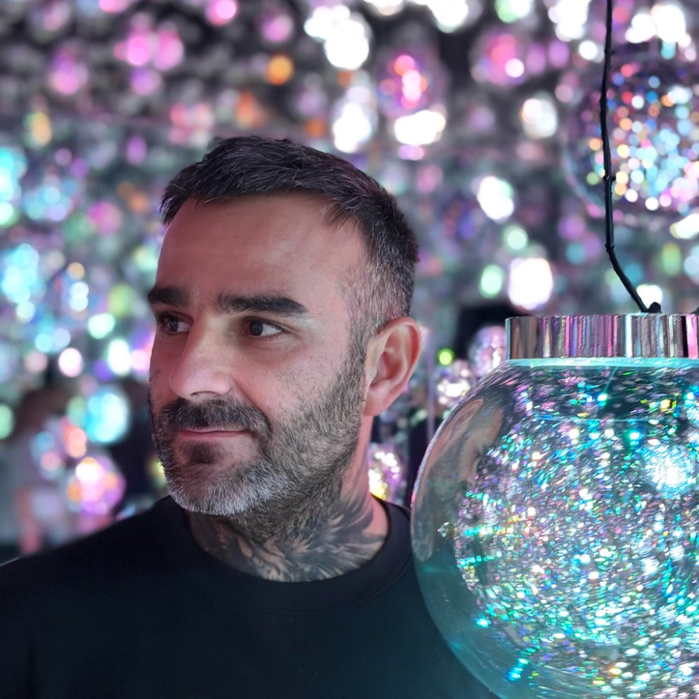 Portrait of Julien Jimenez, founder of GuestFlowr